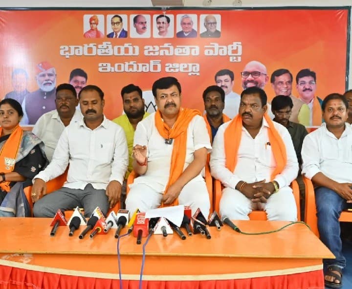 మురుగు కాలువలు వీధి కుక్కల సమస్యలపై ఆగ్రహం  - Udayam