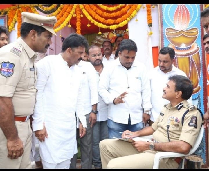 రోడ్డు భద్రతపై గణేశ్ మండపాల వద్ద పోలీసుల అవగాహన కార్యక్రమం - Udayam