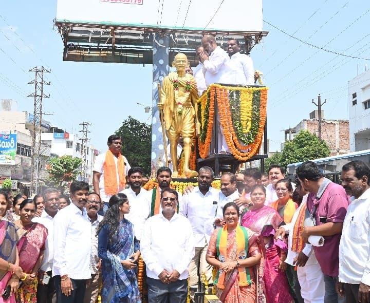 కోతిరాంపూర్ లో గాంధీ విగ్రహానికి బండి సంజయ్ నివాళి - Udayam
