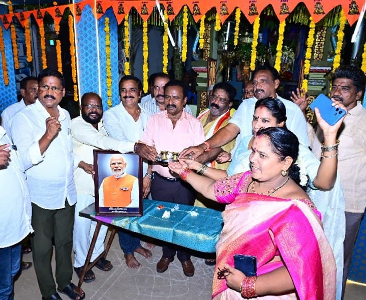 పాసర్లపూడిలో ఘనంగా ప్రధాని మోదీ జన్మదిన వేడుకలు - Udayam