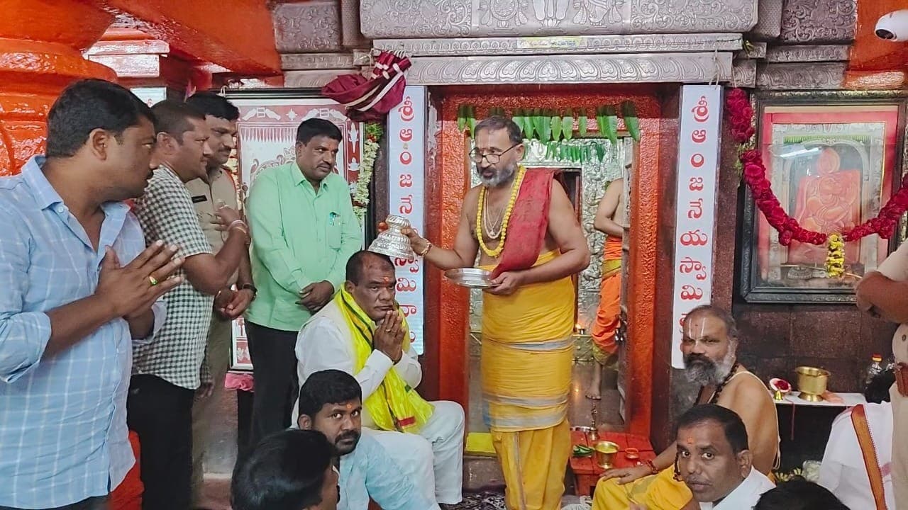 కొండగట్టు శ్రీ ఆంజనేయస్వామి దేవస్థానాన్ని సందర్శించిన రాష్ట్ర ఎస్సీ, ఎస్టీ కమిషన్ చైర్మన్  వెంకటయ్య