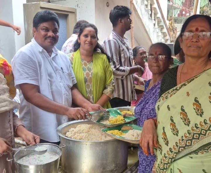 11వ వార్డ్ అన్నసంతర్పణలో పాల్గున్న వైస్సార్సీపి సీనియర్ నాయకుడు - Udayam