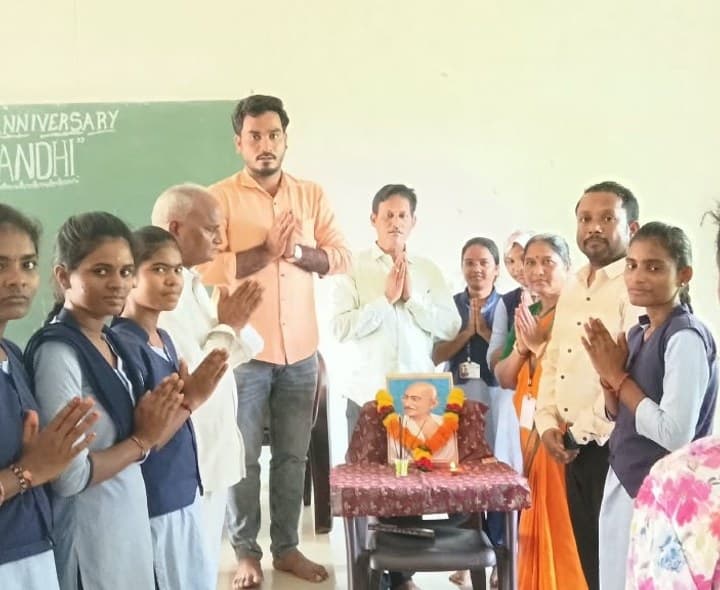 గాంధీజీ ఆశయాలను పాటించాలి - Udayam