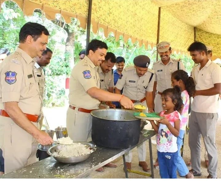 అన్నదాన కార్యక్రమాన్ని ప్రారంభించిన ఎస్పీ - Udayam