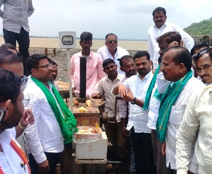 సాగునీటిని విడుదల చేసిన ఎమ్మెల్యే బొజ్జు