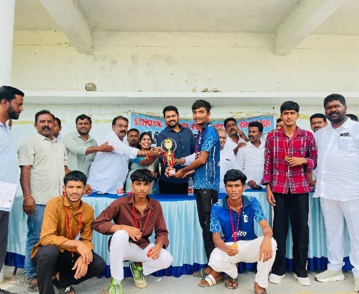 క్రీడాకారులను అభినందించిన టీపీసీసీ మెంబర్ డా రితిక్ రెడ్డి - Udayam