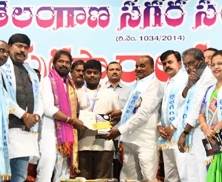 ప్రతిభ అవార్డులను అందజేసిన మాజీ మంత్రి - Udayam