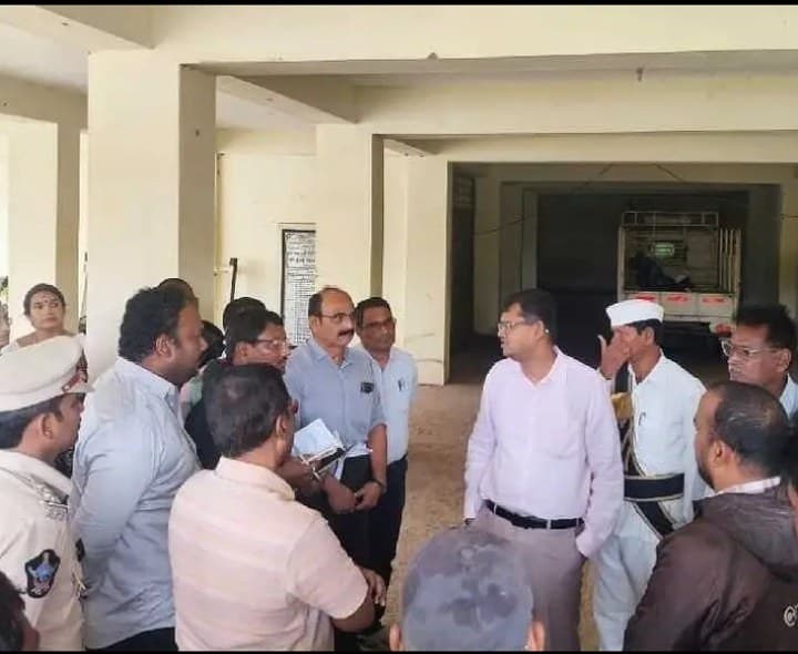 తుఫాన్ షెల్టర్ను పరిశీలించిన కలెక్టర్ - Udayam
