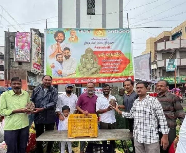 జగిత్యాలలో జనసేన ఆధ్వర్యంలో ఉచిత మట్టి గణపతుల పంపిణీ - Udayam