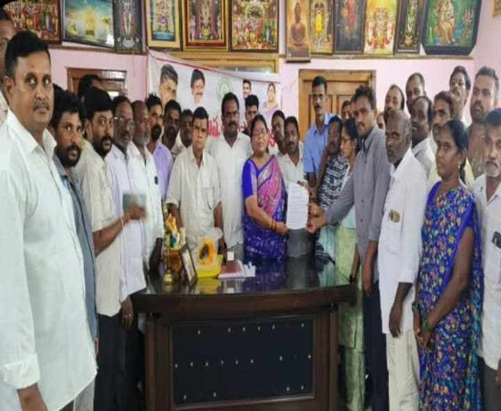 ఎమ్మెల్యేను కలిసిన ఫీల్డ్ అసిస్టెంట్లు - Udayam