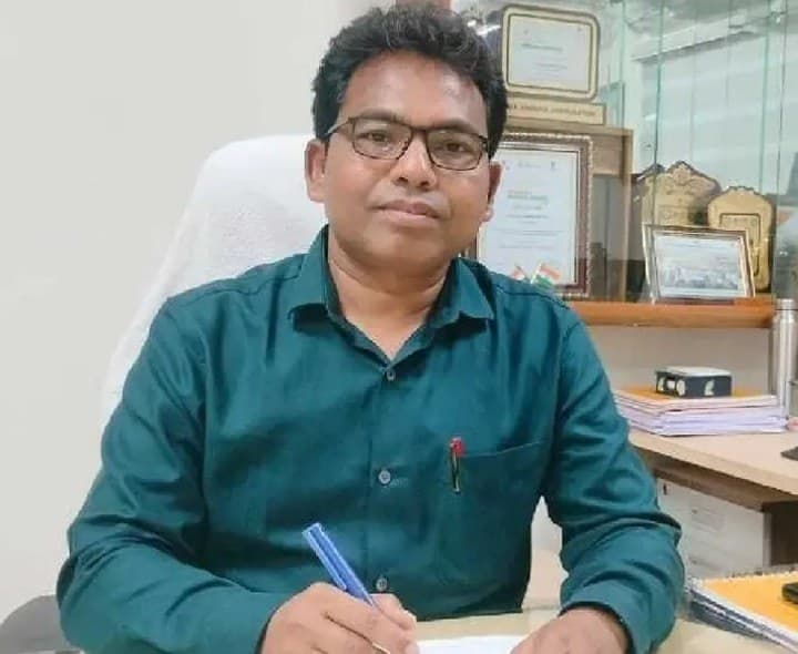 జిల్లాలో నేలకొరిగిన 129 విద్యుత్ స్తంభాలు - Udayam