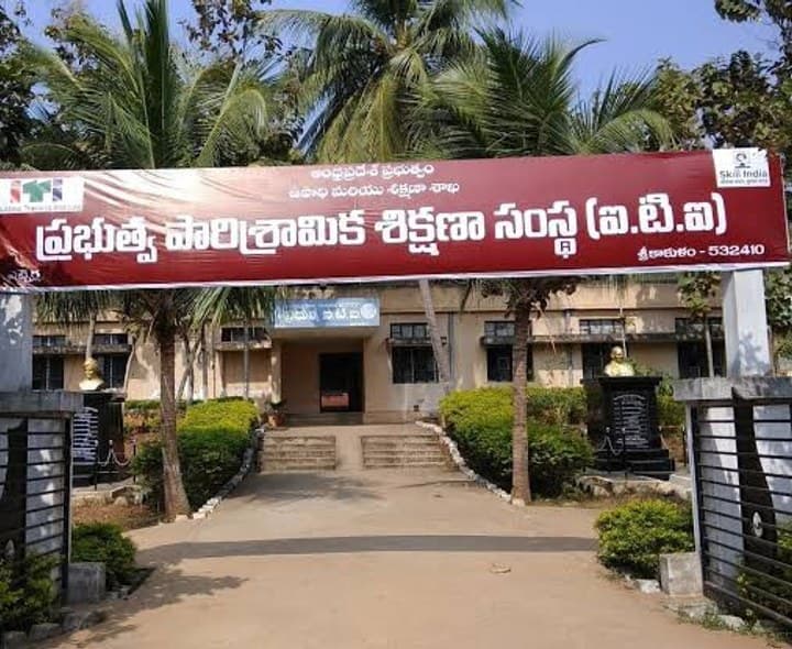 ITIల్లో ప్రవేశాలకు రేపే ఆఖరి గడువు