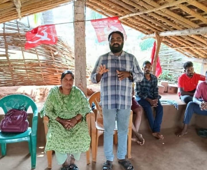 సాగు భూములకు పట్టాలు ఇవ్వాలి - Udayam