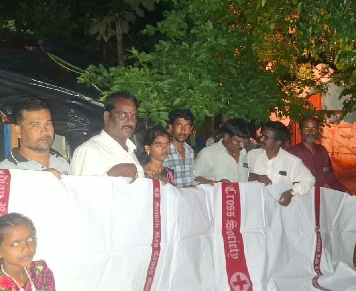 ఇల్లు దగ్ధమైన కుటుంబాన్ని ఆదుకుంటాం - Udayam