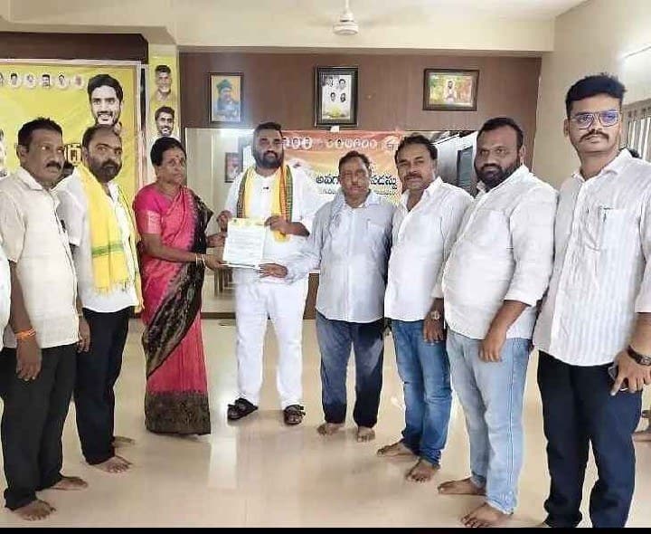 వాన లోనూ ఆగని CMRF చెక్కుల పంపిణీ - Udayam