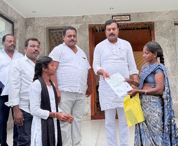 సీఎంఆర్‌ఎఫ్ ఎల్‌ఓసీ చెక్కు అందజేసిన ఎమ్మెల్యే ఏలేటి - Udayam