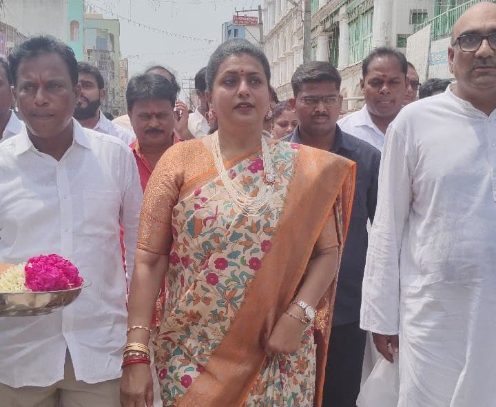 పోలేరమ్మ అమ్మవారిని దర్శించుకున్న మాజీమంత్రి రోజా