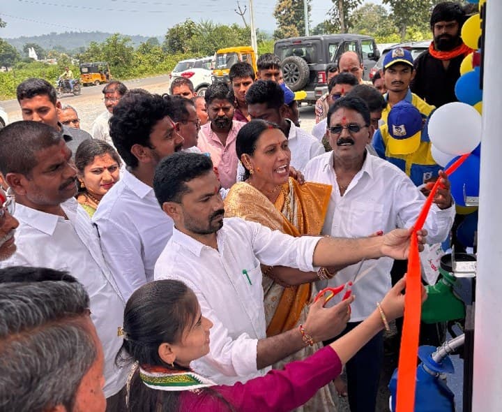 నూతన పెట్రోల్ బంక్‌ను ప్రారంభిస్తున్న ఖానాపూర్ MLA  - Udayam