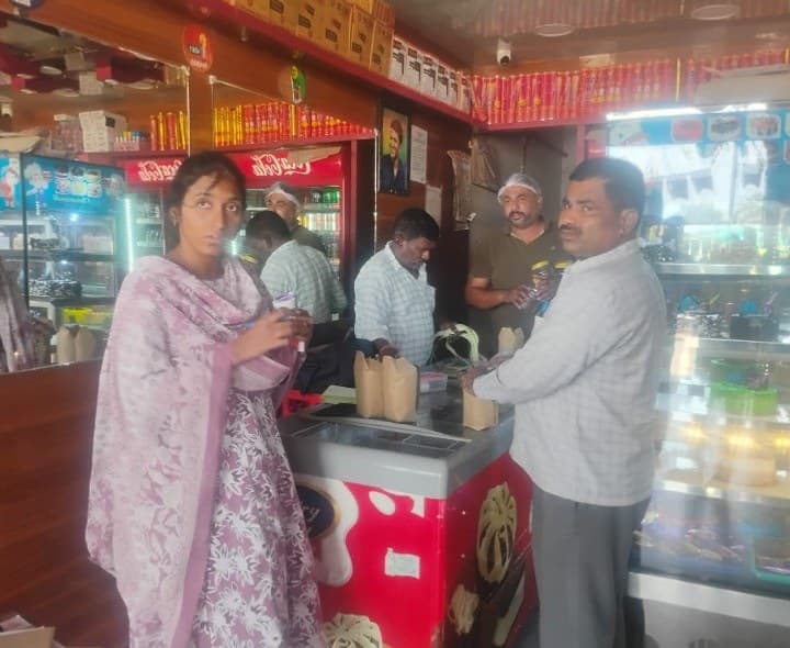 బేకరీలో తనిఖీలు చేస్తున్న అధికారులు - Udayam