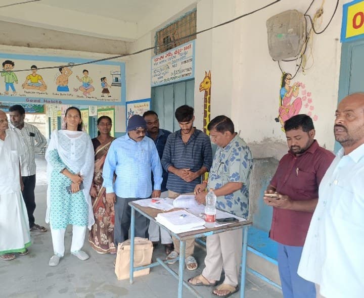గడ్కోల్‌లో పోలింగ్ కేంద్రాలను పరిశీలించిన ఆర్డీఓ - Udayam