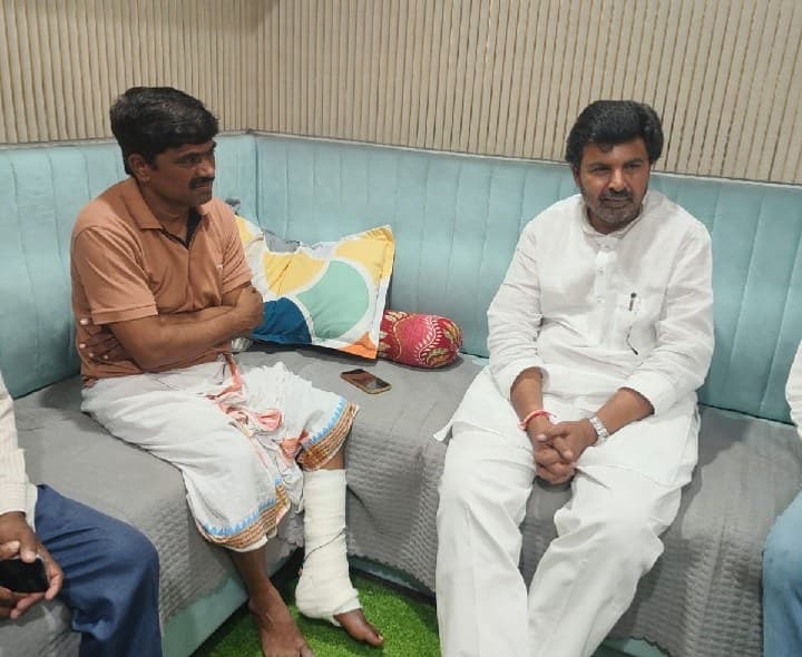 బాలరాజును పరామర్శించిన డీసీసీ అధ్యక్షులు సంజీవ్ ముదిరాజ్