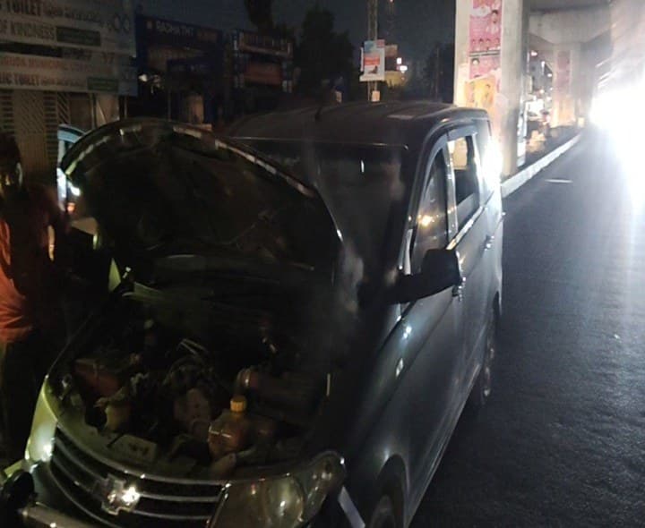 కారులో చెలరేగిన మంటలు