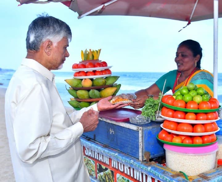 బీచ్ వ్యాపారుల యోగక్షేమాలు అడిగిన చంద్రబాబు