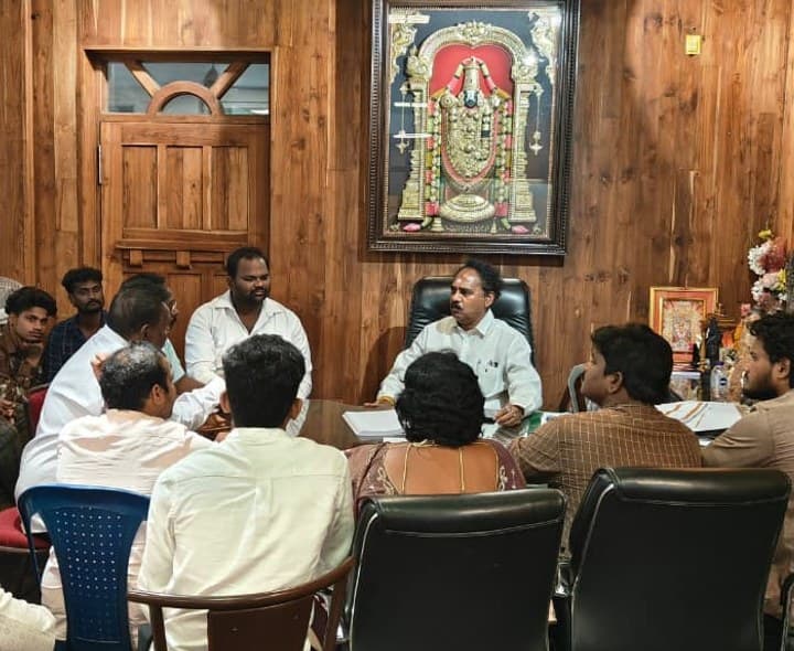 30వ వార్డు శ్రేణులతో మాజీ ఎమ్మెల్యే   - Udayam