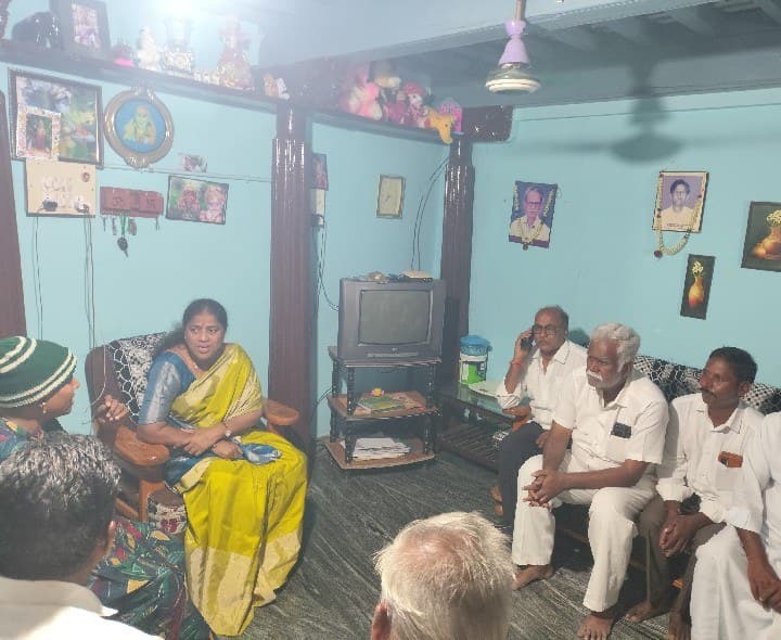అనారోగ్య బాధితులను పరామర్శించిన మాజీ ఎమ్మెల్యే - Udayam