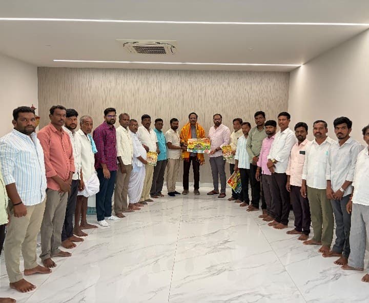 ఆలయ మహోత్సవాలకు మాజీ మంత్రి లక్ష్మారెడ్డికి ఆహ్వానం - Udayam