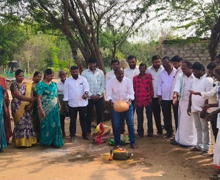 మాగనూరులో మహిళా సమైక్య భవనానికి భూమిపూజ - Udayam