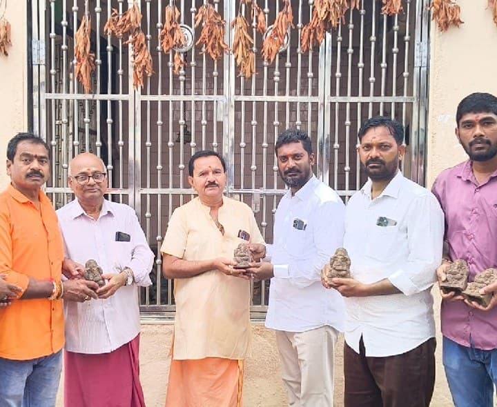 మట్టి గణపతుల పంపిణీ - Udayam