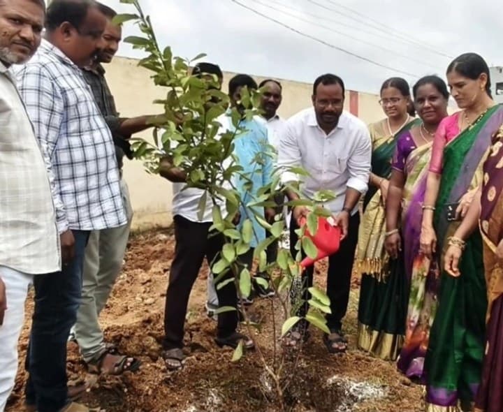 పర్యావరణ పరిరక్షణలో మొక్కలు నాటాలి