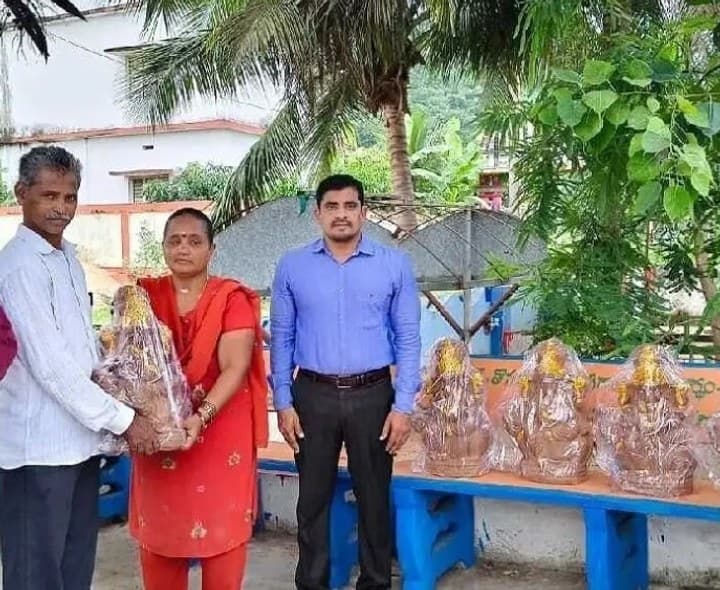 మట్టి వినాయక ప్రతిమలు పంపిణీ - Udayam