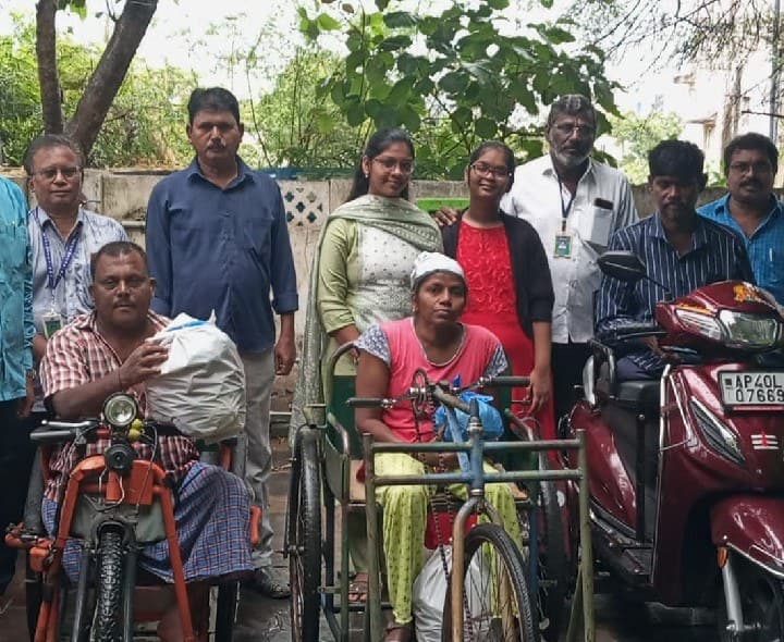 దివ్యాంగులకు కూరగాయలు గుడ్లు పంపిణీ - Udayam