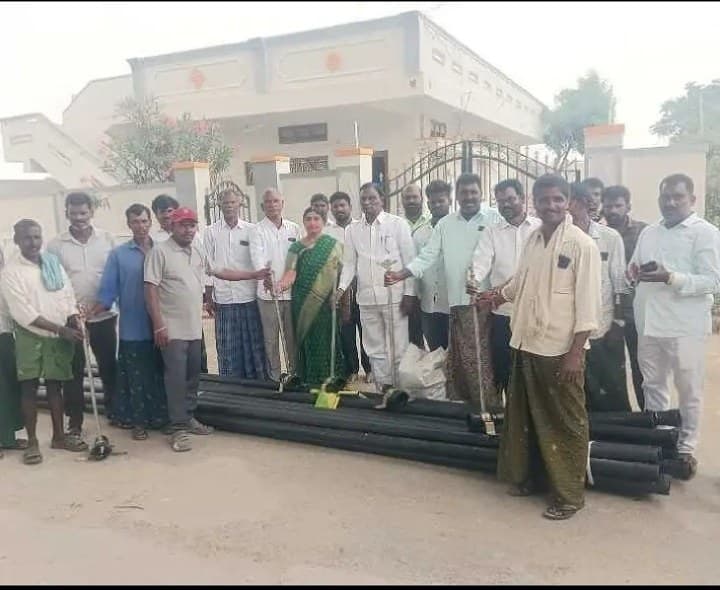 రైతులకు స్ప్రింక్లర్ పైపులు పంపిణీ - Udayam