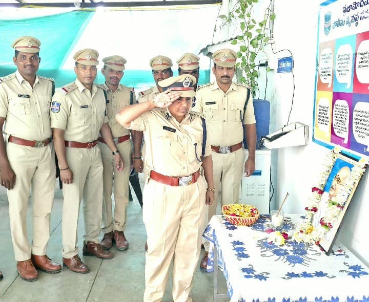 నిర్మల్ పోలీసులు ఆధ్వర్యంలో మహాత్మా గాంధీ జయంతి వేడుకలు - Udayam