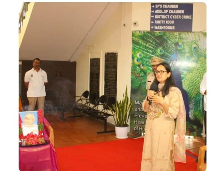 జిల్లా పోలీస్ కార్యాలయంలో గాంధీ జయంతి వేడుకలు ఎస్ పి స్నేహ మెహ్రా - Udayam