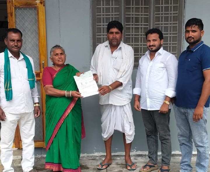 సీఎం ఆర్ ఎఫ్ చెక్కులు పంపిణీ చేసిన సర్పంచ్ - Udayam