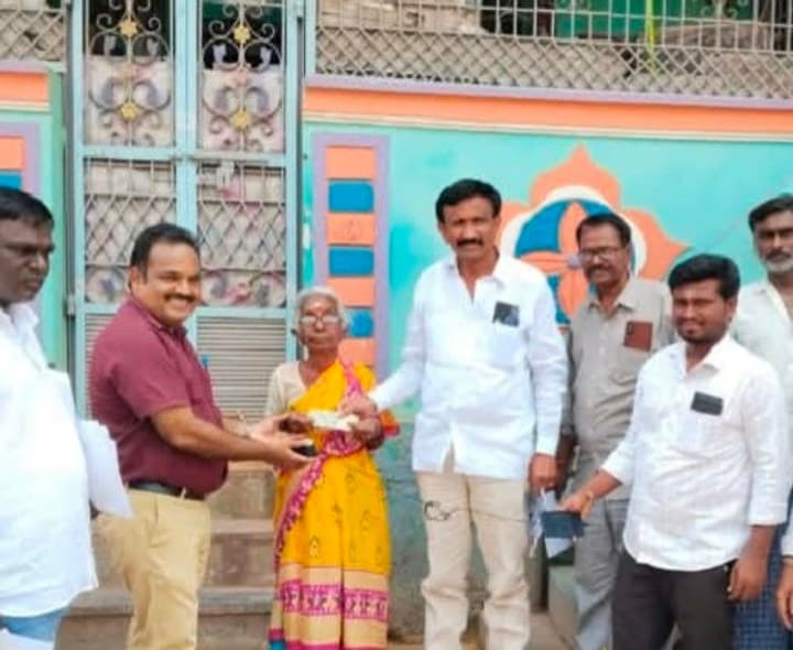 ఆర్‌ఎస్ రంగాపురంలో పింఛన్ల పంపిణీ - Udayam