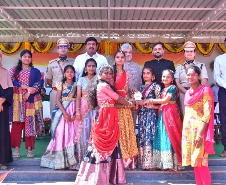 కేజీబీవీ విద్యార్థులకు బహుమతులు ప్రదానం చేసిన స్పీకర్ - Udayam