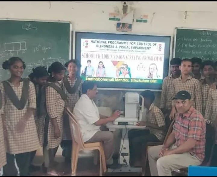 నౌపడలో 215 మంది విద్యార్థులకు కంటి పరీక్షలు - Udayam
