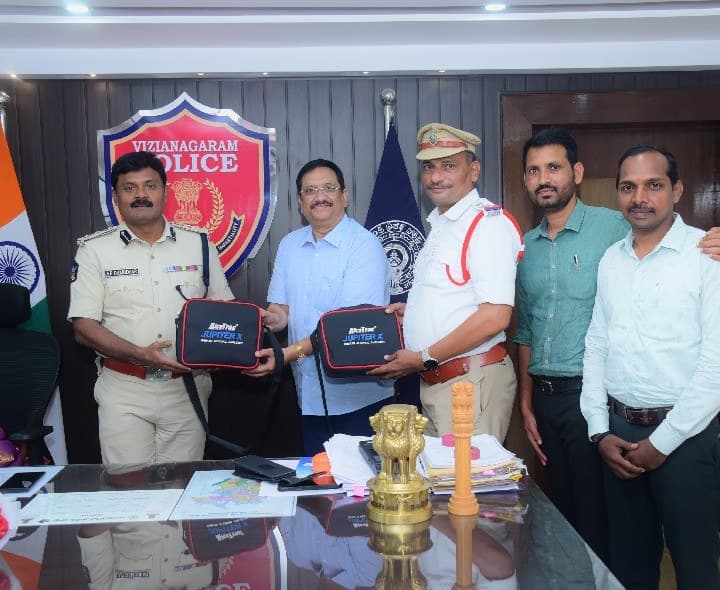 పోలీసు శాఖకు బ్రీత్ అనలైజర్లు అందజేసిన HBL సంస్ద - Udayam