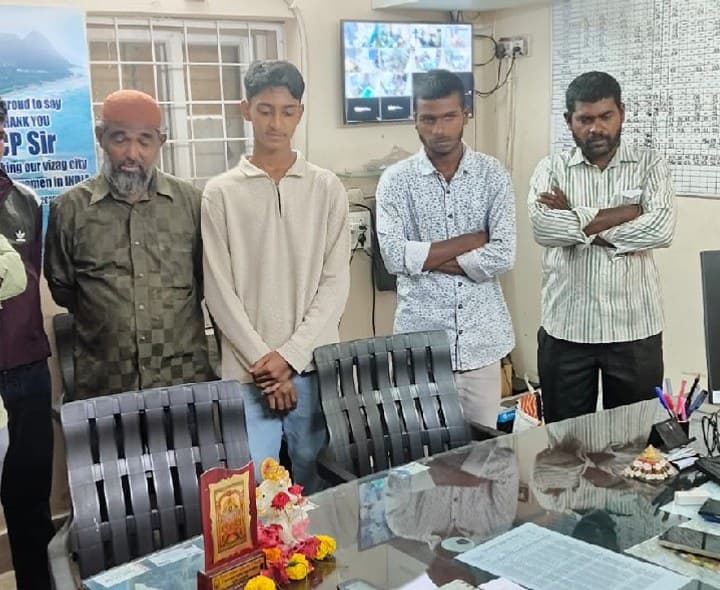 పోలీస్ స్టేషన్ లొ మైనర్ల కు కౌన్సిలింగ్ కార్యక్రమం - Udayam