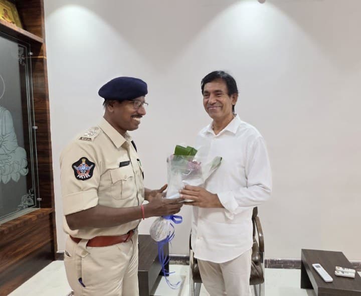 ఎమ్మెల్యేను కలిసిన నూతన ఆదోని డీఎస్పీ