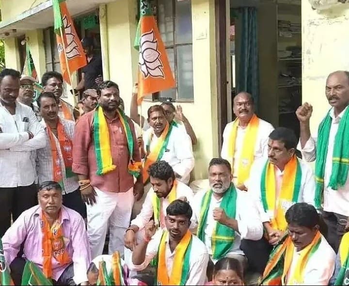 ఏఈ కార్యాలయం ఎదుట నిరసన - Udayam