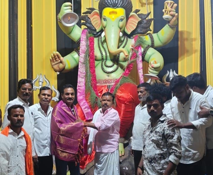 గరుడ ఫ్రెండ్స్ ఆధ్వర్యంలో ఘనంగా పూజలు - Udayam
