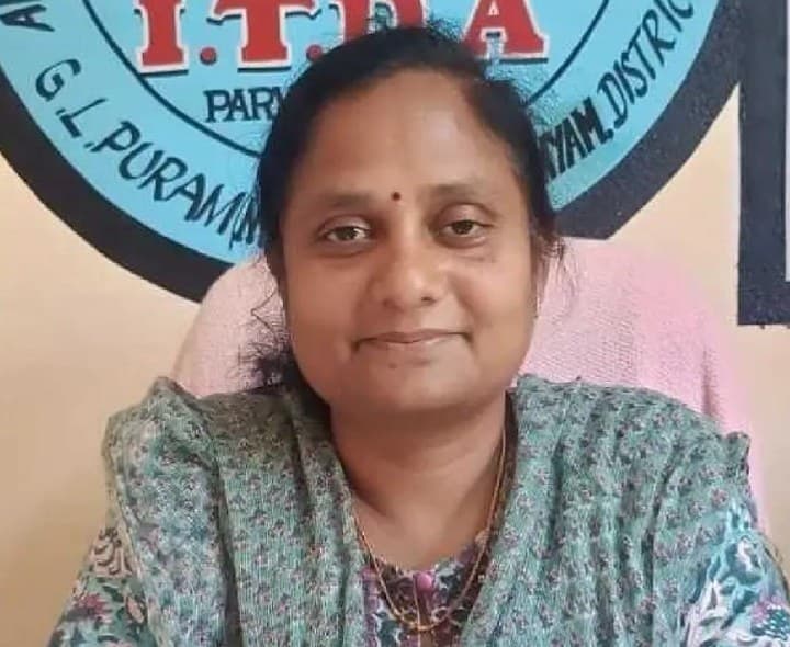 మూడు పోస్టుల బాధ్యతలు ఒక్కరికే - Udayam