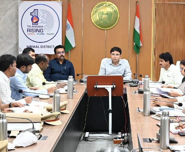 పెండింగ్ భూభారతి దరఖాస్తులను వెంటనే పరిష్కరించాలి జిల్లా కలెక్టర్ - Udayam