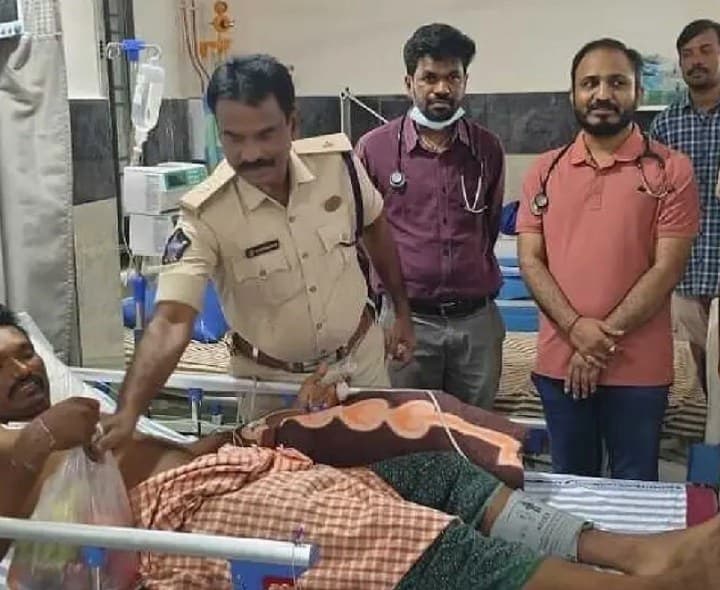 అస్వస్థతకు గురైన హోంగార్డును పరామర్శించిన అదనపు ఎస్పీ - Udayam